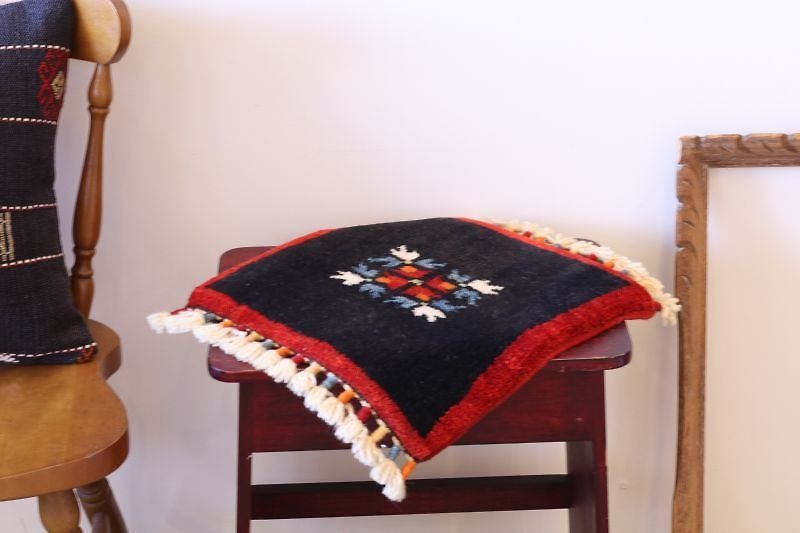 ブラック×レッド 手織り 絨毯 座布団サイズ ウール&草木染め - 毛布・かけ布団 - その他の素材 ブラック