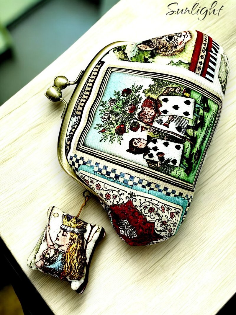 Sunlight Alley Handmade: Alice in Wonderland Queen Alice Kiss-Lock Pouch Set - Versatile Bag - กระเป๋าสตางค์ - ผ้าฝ้าย/ผ้าลินิน 