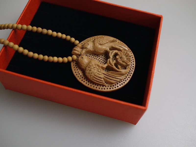 Wood micro-carved necklace three-dimensional happiness double magpies - สร้อยคอ - ไม้ 