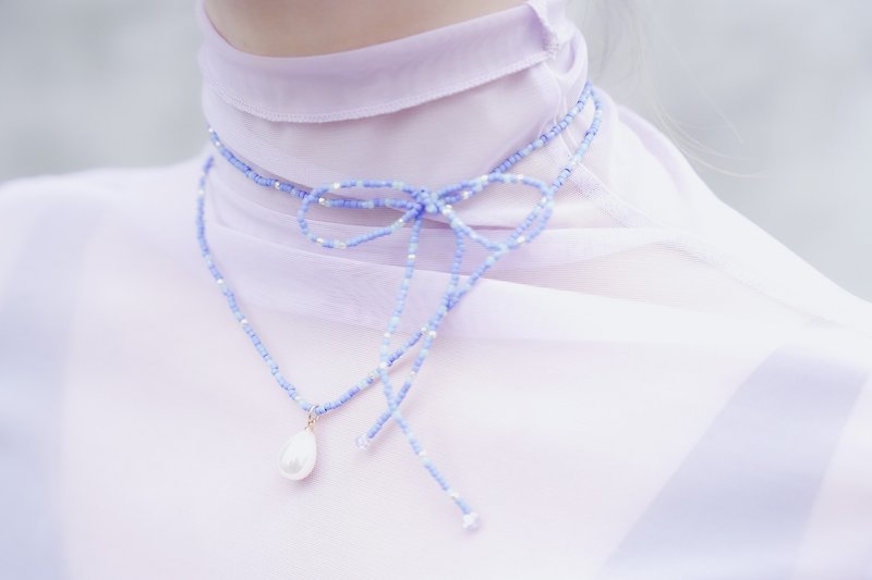 วัสดุอื่นๆ สร้อยคอ สีน้ำเงิน - Blue bead necklace with a bow and faux pearl accents