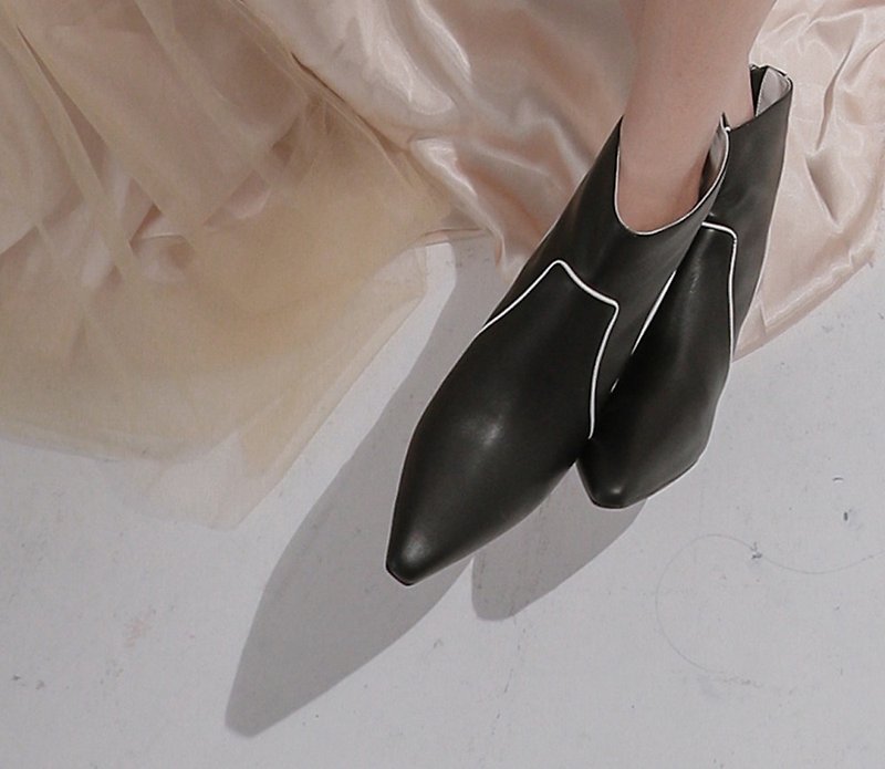 線條滾邊造型 復古錐狀真皮小細跟靴 黑 - 女短靴/中筒靴 - 真皮 黑色