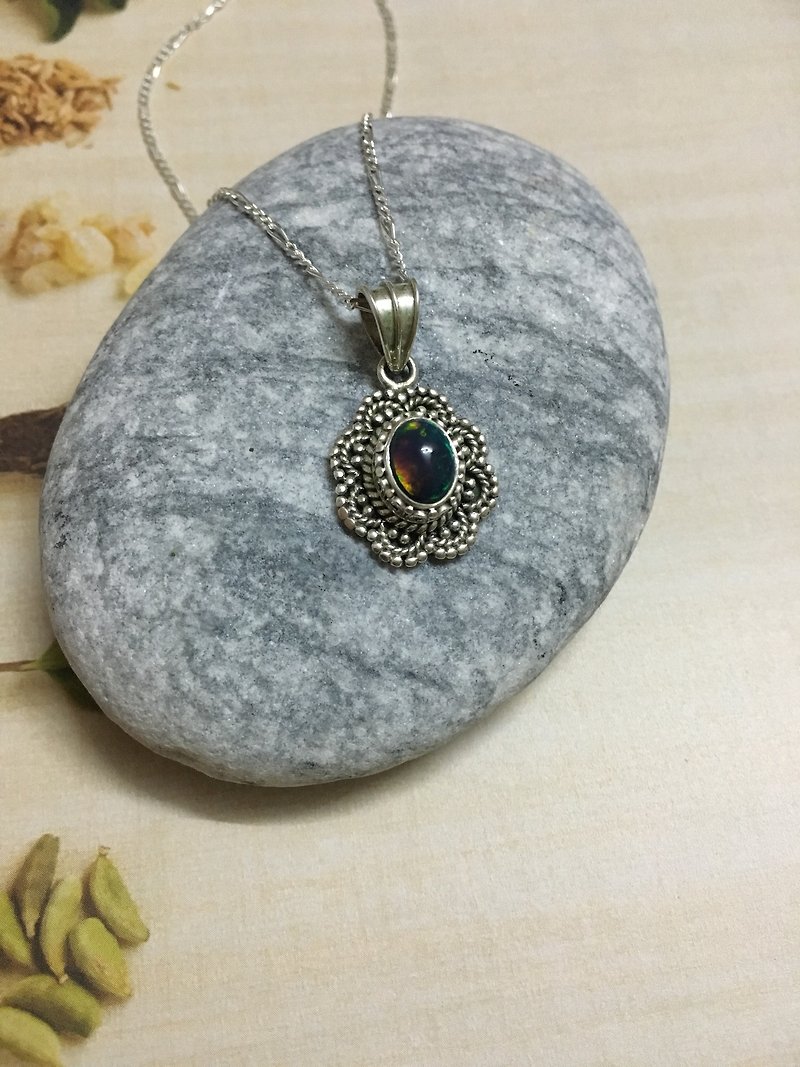 Black Opal Pendant Handmade in Nepal 92.5% Silver - สร้อยคอ - เครื่องประดับพลอย 
