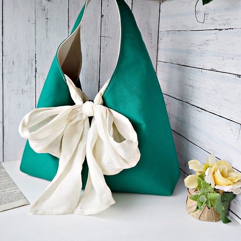 Canvas tote bag with large ribbon (green) - กระเป๋าถือ - ผ้าฝ้าย/ผ้าลินิน สีเขียว