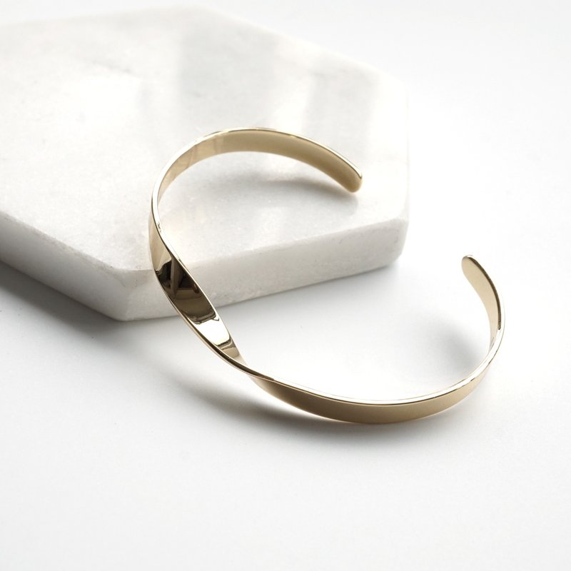 Ribbon Infinity Bangle - Gold - สร้อยข้อมือ - โลหะ สีทอง