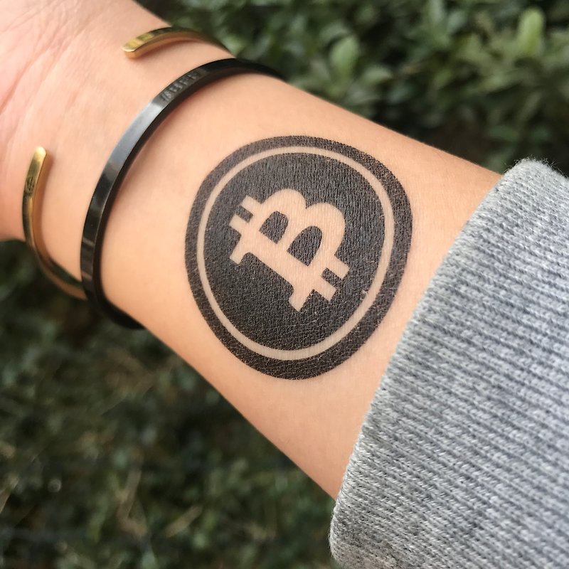OhMyTat 手腕位置 Bitcoin 比特幣 LOGO 虛擬加密貨幣刺青圖案紋身貼紙 (2枚) - 紋身貼紙 - 紙 黑色