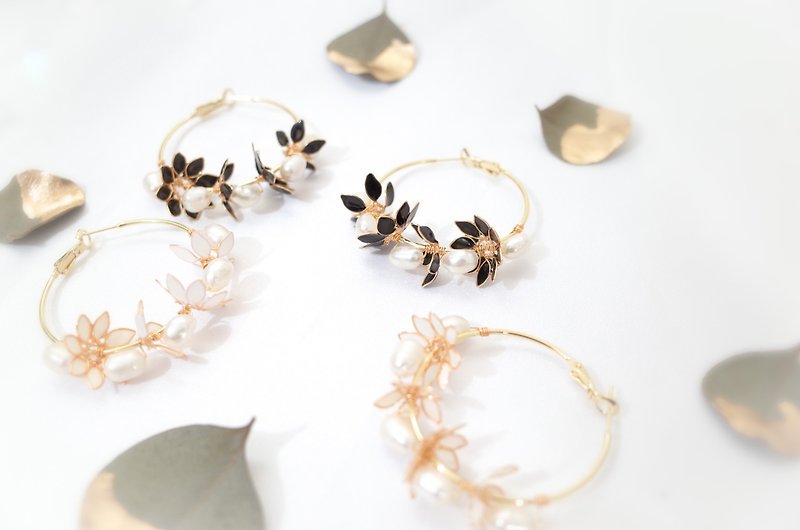 Sweet and Cool Black Flower Trilogy Circle Resin Earrings - ต่างหู - เรซิน ขาว