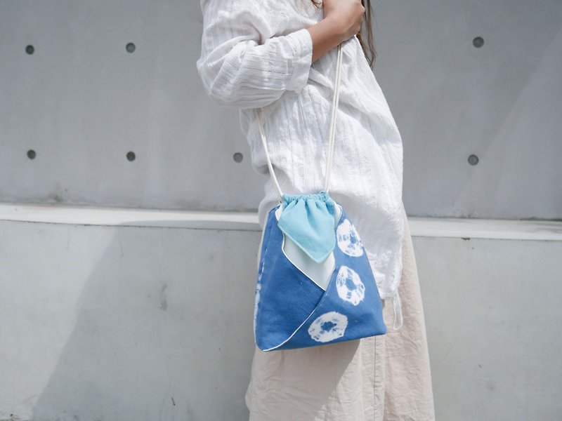 Round Blue | Tie dye Kimono bag Hand bag Shoulder bag - กระเป๋าแมสเซนเจอร์ - ผ้าฝ้าย/ผ้าลินิน สีน้ำเงิน