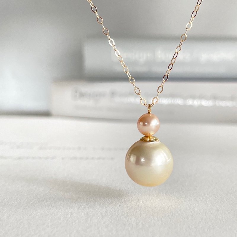 Pendant combining South Sea and Akoya pearls. - สร้อยคอ - ไข่มุก สีเหลือง