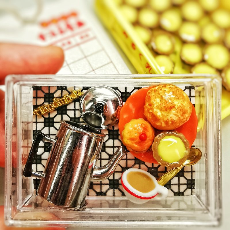 [Original Hong Kong-style handicrafts/Hong Kong souvenirs] Miniature simulation of Hong Kong-style bread scene box-keychain - Keychains - Resin Orange