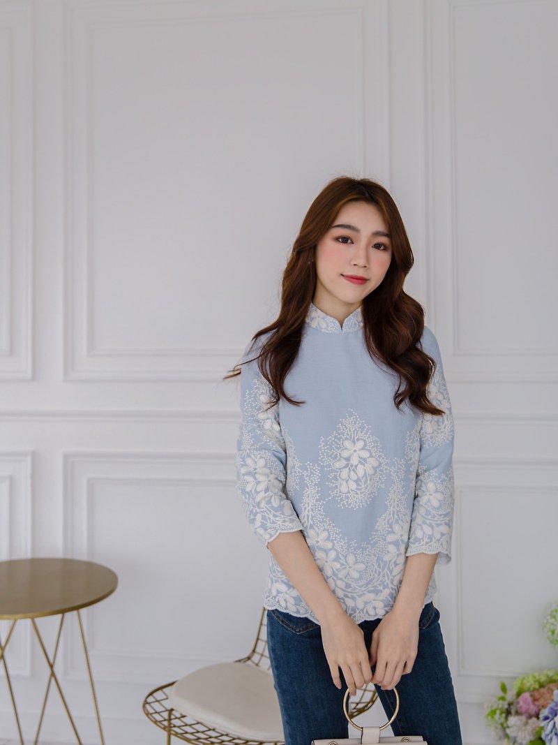 Spanish sky blue flower embroidered three-quarter sleeve Chinese blouse/cheongsam top - Women's Tops - Other Materials Blue