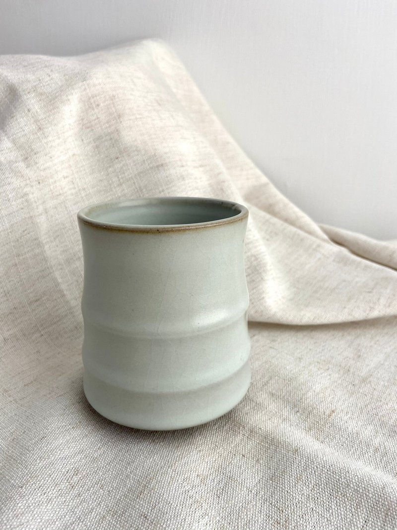 Ru Kiln Celadon Series - Bamboo Hand Holding Cup Tea Cup Water Cup - ถ้วย - ดินเผา ขาว
