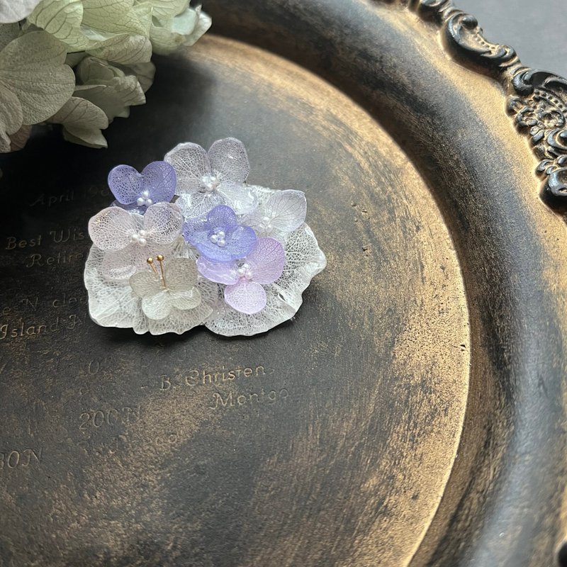 本物の紫陽花ブローチ - 胸針 - 樹脂 白色
