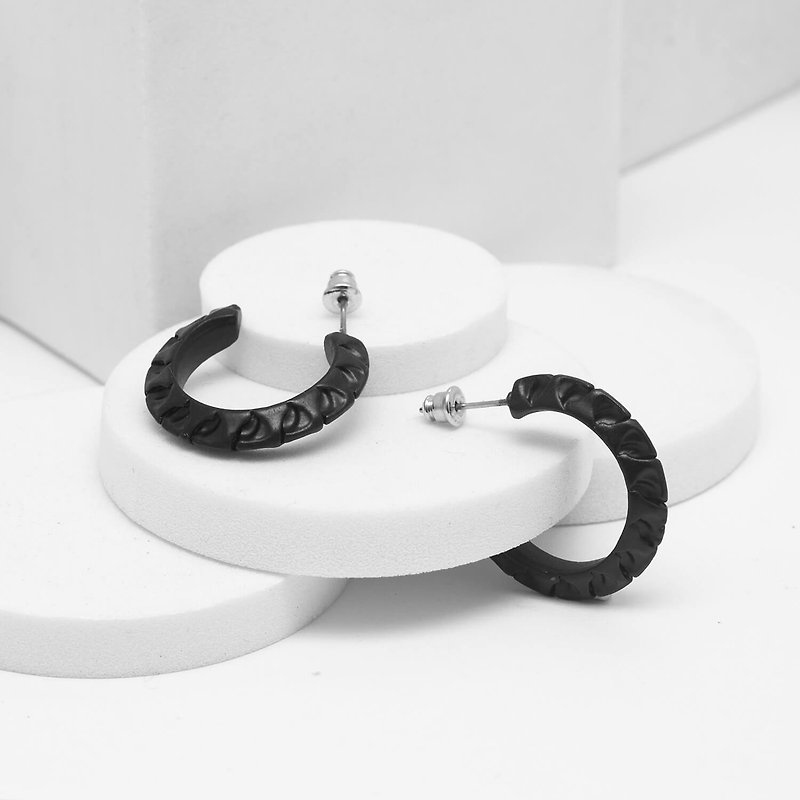 Recovery Snake C-earrings (Fog Black) - ต่างหู - โลหะ สีดำ