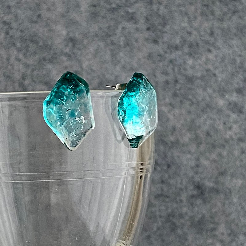 Fragments of the Sea Emerald Green Earrings/Earrings - Earrings & Clip-ons - Resin Green