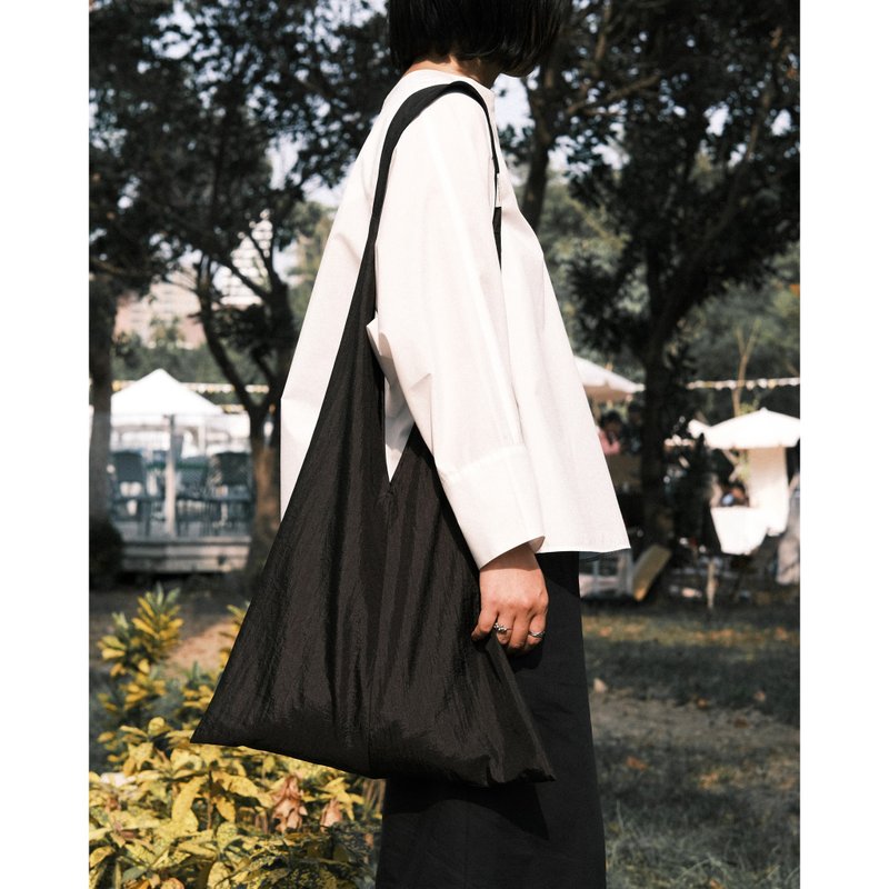 Black triangle bag - กระเป๋าแมสเซนเจอร์ - ไนลอน สีดำ