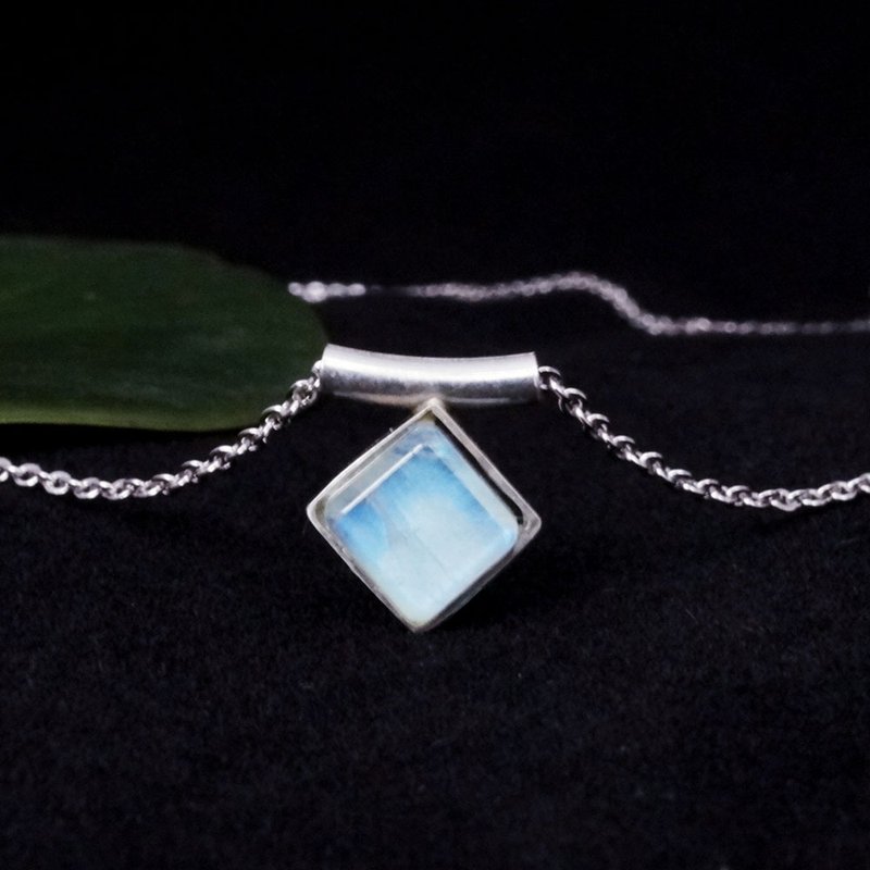 Moonstone-guardian Stone. Gemstone sterling silver hand-made necklace - สร้อยคอ - เครื่องเพชรพลอย สีน้ำเงิน