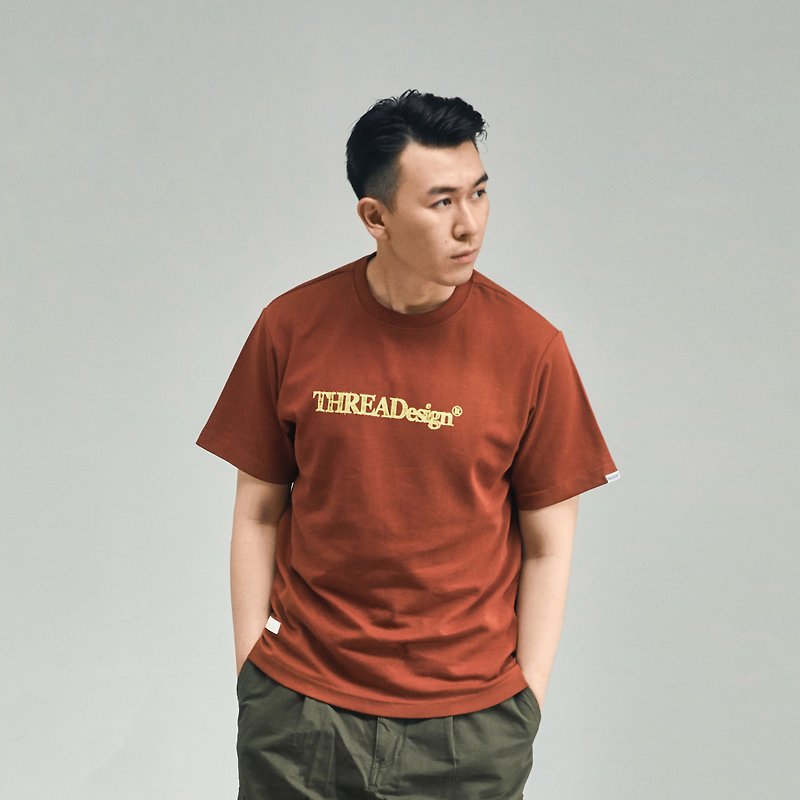 THREADESIGN Sketch LOGO Print Short Sleeve T-Shirt - เสื้อยืดผู้ชาย - ผ้าฝ้าย/ผ้าลินิน สีนำ้ตาล