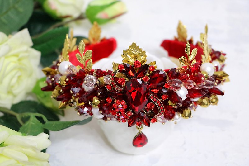 Red crown with perls Beaded handmade tiara Red gold royal diadem Bridal crown - 髮帶/髮箍 - 水晶 紅色
