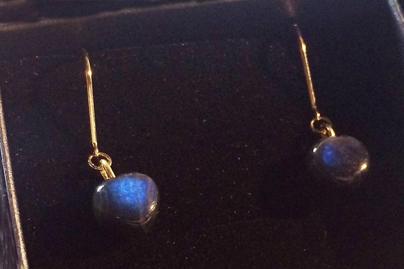 Finnish Gemstone ◆ Cat's Eye Spectral Light K18 Earrings - Earrings & Clip-ons - Other Metals Blue