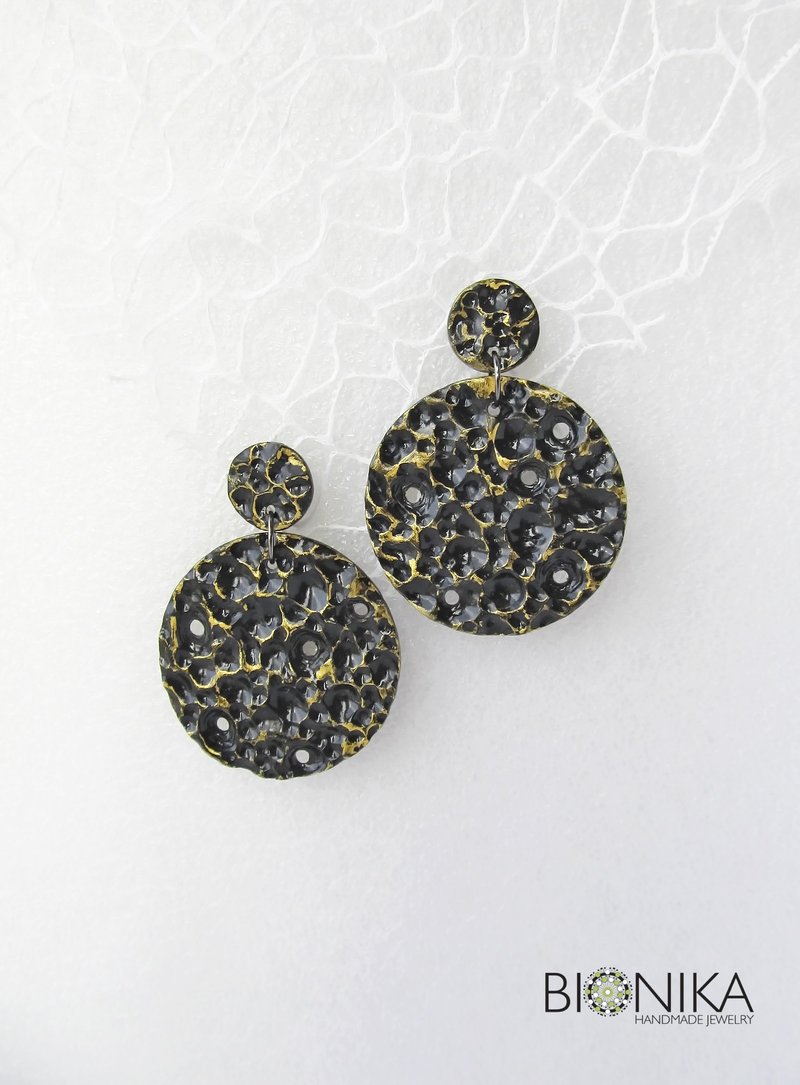 Big circle earrings Minimalistic round black earrings Full moon stud earrings - ต่างหู - ดินเหนียว สีดำ