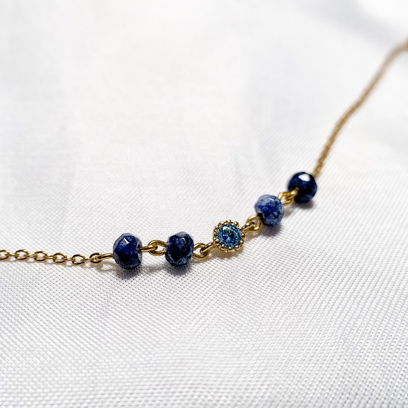 Handmade blue-veined Stone with small round Stone Bracelet - Asherah Bracelet - สร้อยข้อมือ - คริสตัล สีน้ำเงิน