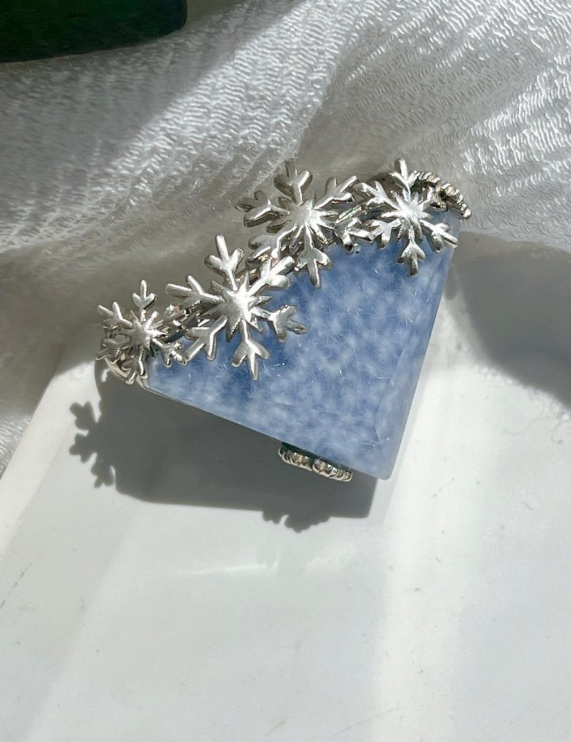 絨雪之詩 老礦藍線水晶吊墜胸針兩用款 - 胸針 - 水晶 藍色