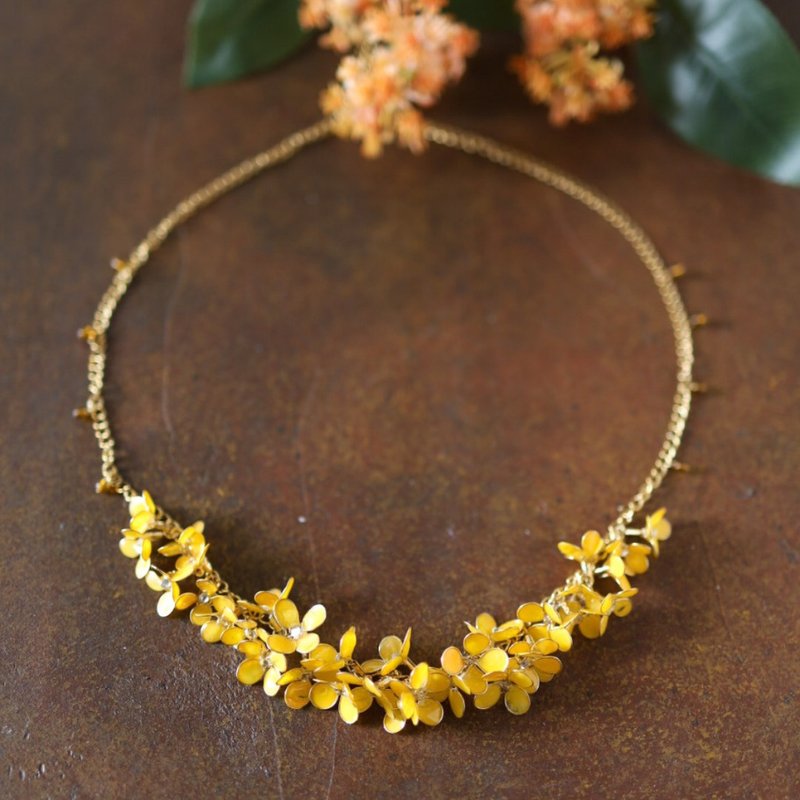 Blooming Osmanthus Necklace with Hypoallergenic Chain - สร้อยคอ - เรซิน สีส้ม