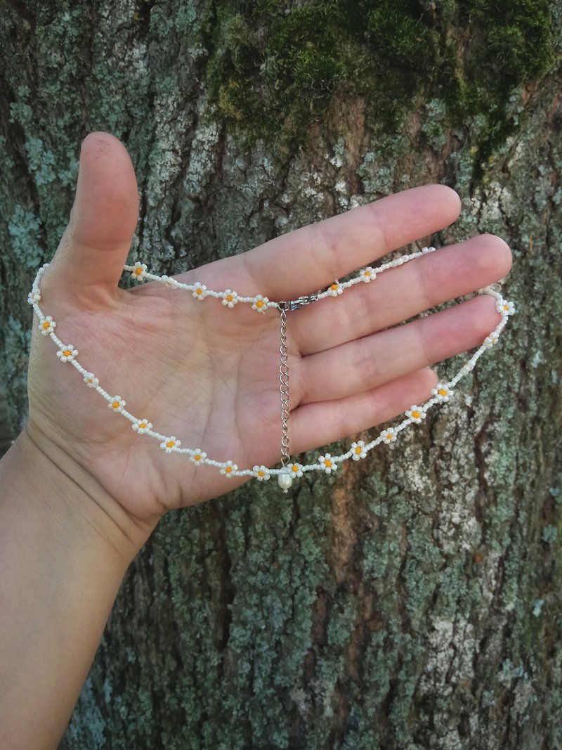 White pearl beaded necklace, light flower choker, aesthetic jewelry - สร้อยคอ - แก้ว ขาว