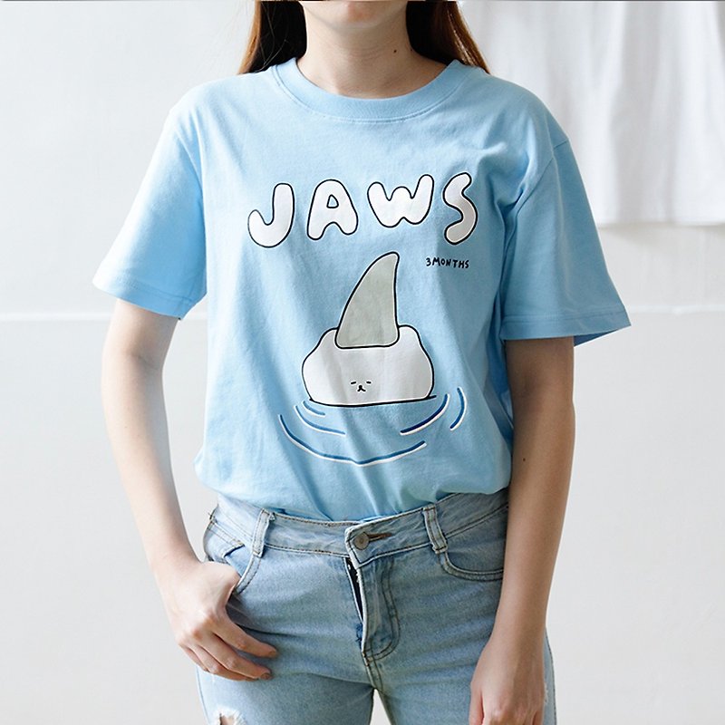 [Official agent of 3MONTHS] Youzai JAWS Great White Shark T-shirt (Blue) - เสื้อยืดผู้หญิง - ผ้าฝ้าย/ผ้าลินิน สีดำ