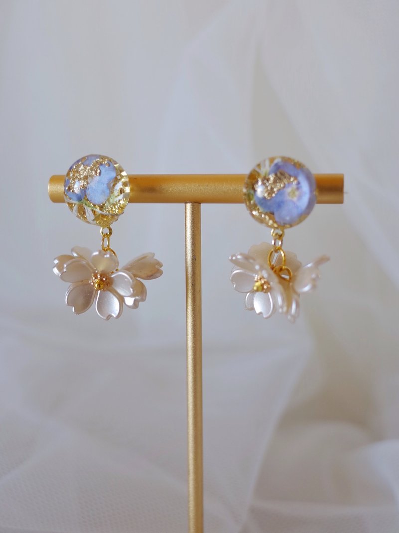 Pressed flower earrings - ต่างหู - เรซิน สีน้ำเงิน