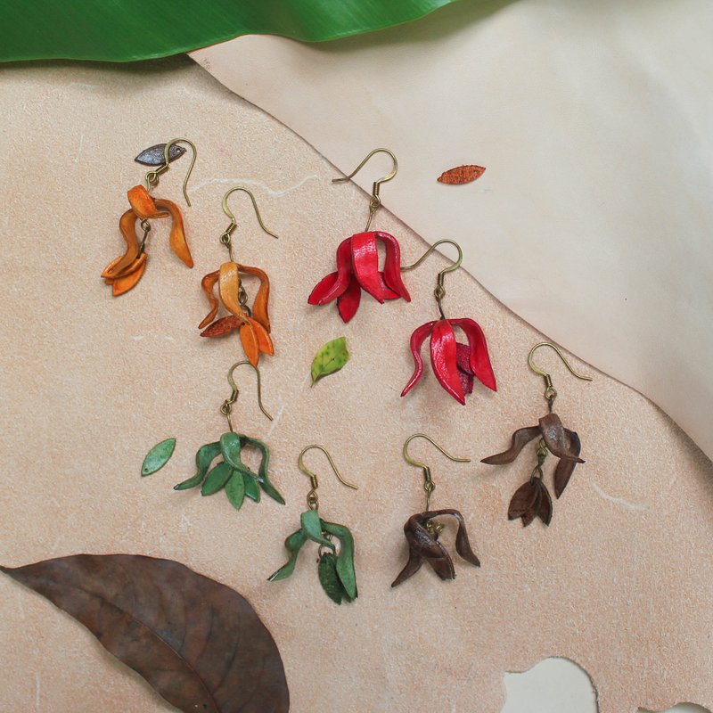 Falling leaf earrings / Dancing petals during autumn. - 耳環/耳夾/耳骨夾 - 真皮 多色
