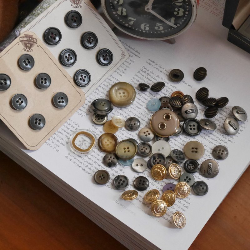 Treasures, French and Australian buttons are all sold together W946 - อื่นๆ - โลหะ สีทอง