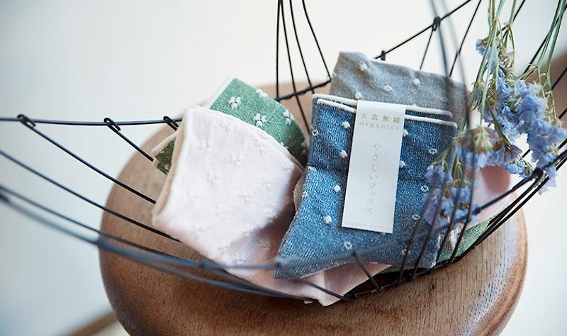 Earth Tree Handmade Fair Trade - Made in Japan Organic Socks Without Elastic Band / Dot (Blue) / Green Flower - ถุงเท้า - ผ้าฝ้าย/ผ้าลินิน 