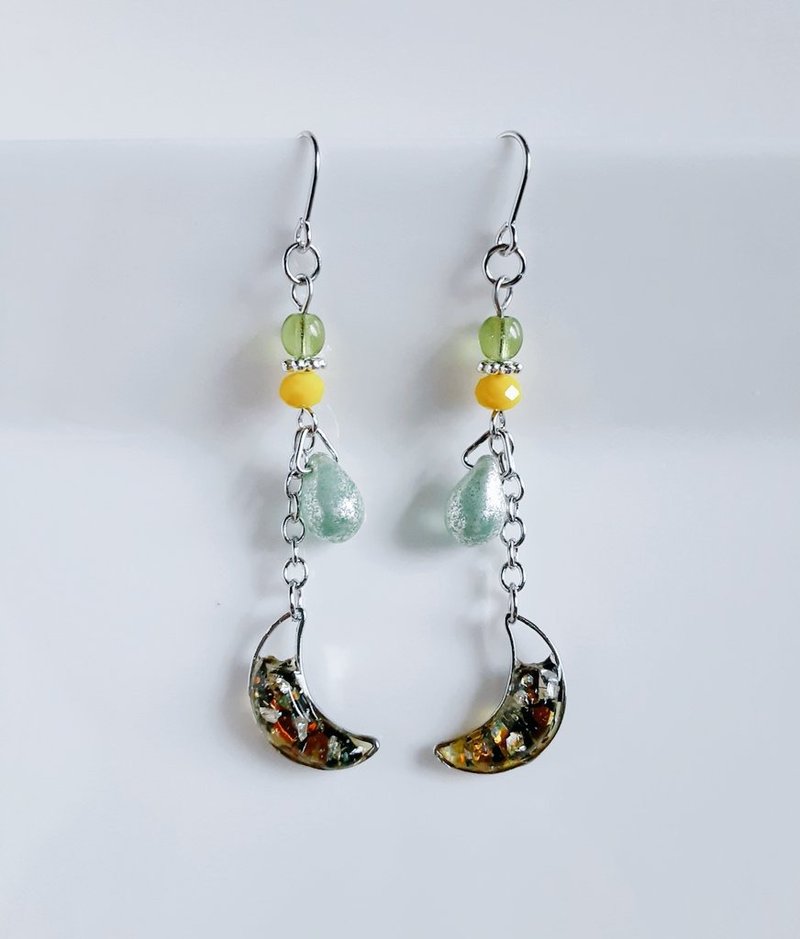 Stylish glitter earrings with a swaying crescent moon, Meteor Yellow, Resin, Space Motif, Glitter Gift, Made in Japan, Hypoallergenic earrings or Clip-On can be changed. - Earrings & Clip-ons - Resin Yellow