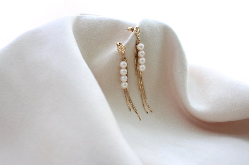 Snow Pearl Mermaid Tears Pearl Tassel Anti-allergy Steel Pin Earrings - ต่างหู - ไข่มุก ขาว