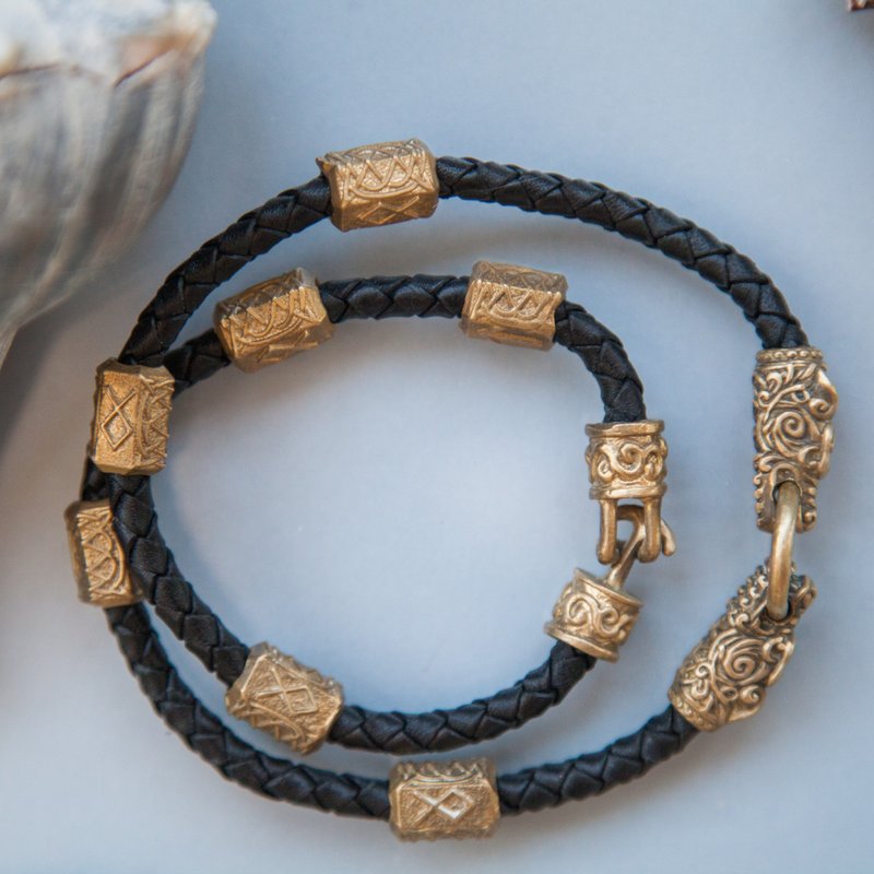 Bracelet on black leather cord with wolf heads and runes. Odin viking bangle. - 手鍊/手環 - 其他金屬 橘色