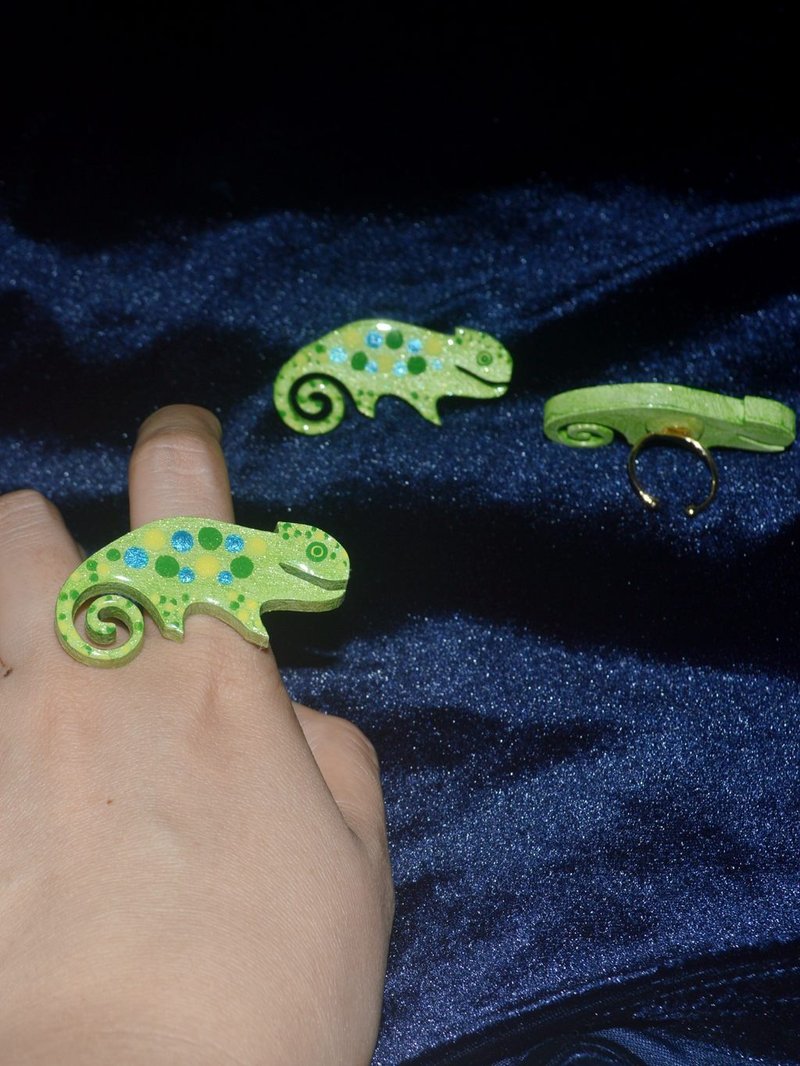 Chameleon climbs onto hand Green chameleon adjustable personality ring hand-painted wooden resin seal - General Rings - Wood Green