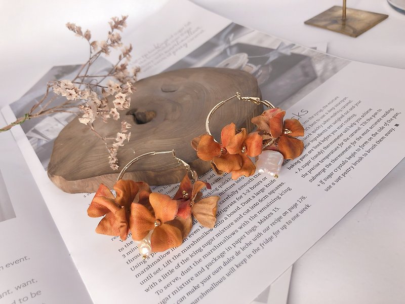 Hydrangea handmade leather earrings [Yuan] - ต่างหู - หนังแท้ สีส้ม