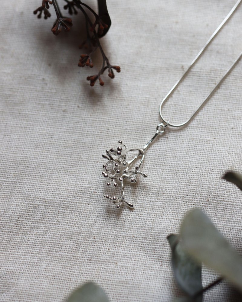 Round leaf eucalyptus flower sterling silver necklace - สร้อยคอ - เงินแท้ สีเงิน