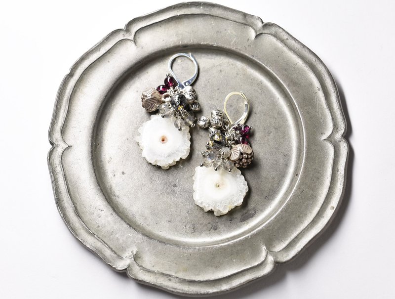 ソーラークォーツとたわわなラブラドライト、ブラックルチル、ガーネットとコロンとしたカレンシルバー、鈴のピアス - ピアス・イヤリング - ガラス ホワイト