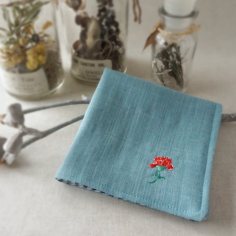 Hand embroidered gauze handkerchief carnation red(order-receiving) - ผ้าเช็ดหน้า - ผ้าฝ้าย/ผ้าลินิน สีเขียว