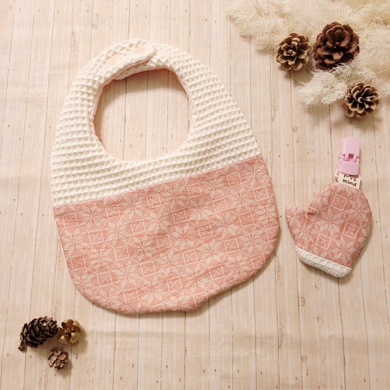 Christmasy winter atmosphere/pink set of spliced ​​bib shape peace charm bag - Baby Gift Sets - Cotton & Hemp 