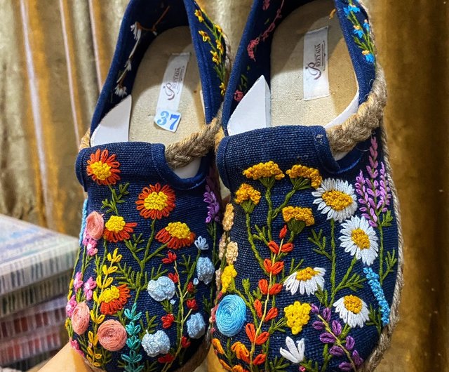 All hand embroidered shoes with a braided shape. - Shop  embroideringpreeyada High Heels - Pinkoi