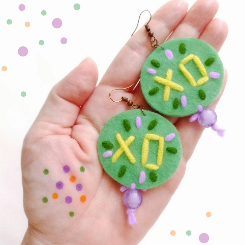 Cute free-form dangle earrings design with hand-stitching on hard felt and beads - 耳環/耳夾/耳骨夾 - 繡線 綠色