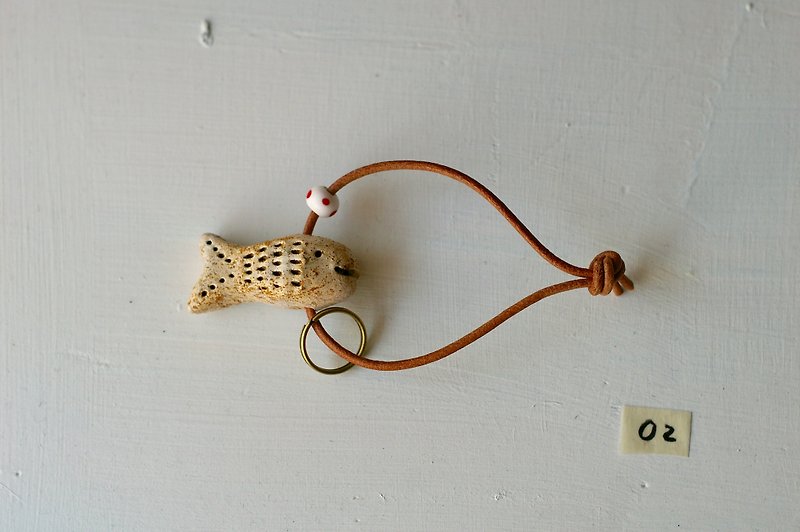 fish key chain (魚のキーホルダー） - Keychains - Pottery White