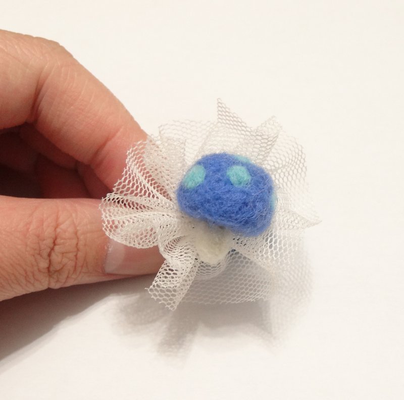 藍色蘑菇兒童用髮圈(羊毛氈)(可客製化更改顏色) - 髮飾 - 羊毛 藍色