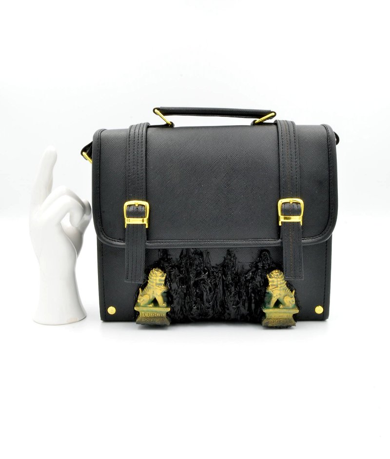 OBK Golden Jade Lion Black Square Box Handbag - กระเป๋าถือ - วัสดุอื่นๆ สีดำ