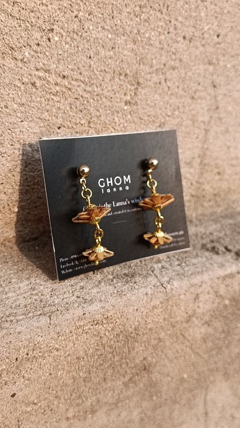 Sailom Bok Sbad Flowers Earrings (Sailom Bok Sbad Flowers Earrings) - 耳環/耳夾/耳骨夾 - 竹 金色