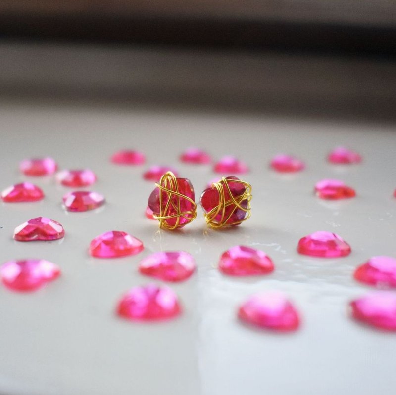 Gold Wire Pink Heart Stud Earrings | by Ifemi Jewels - ต่างหู - วัสดุอื่นๆ สีทอง