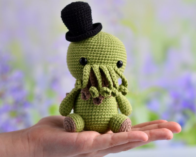 Cthulhu crochet / Top hat Cthulhu / Cthulhu art / Lovecraft  cthulhu plush - ตุ๊กตา - ผ้าฝ้าย/ผ้าลินิน 